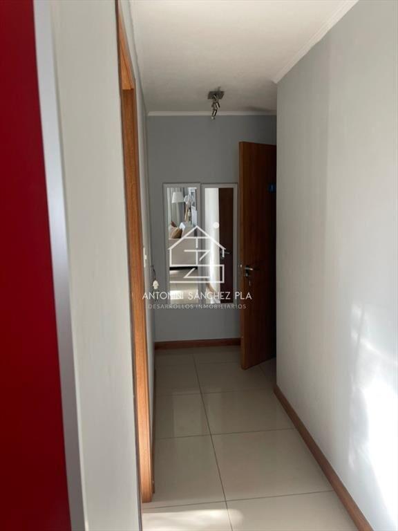 AIDY GRILL UN DORMITORIO CON PISCINA