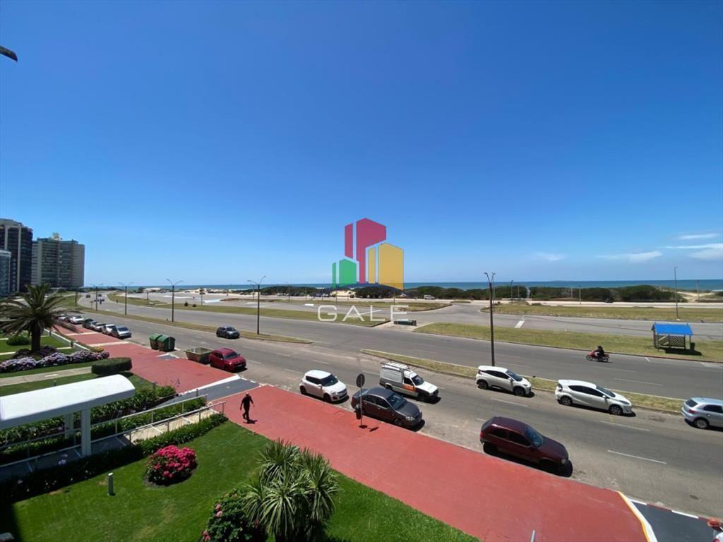 Apartamento de 2 dormitorio y medio en Primera de