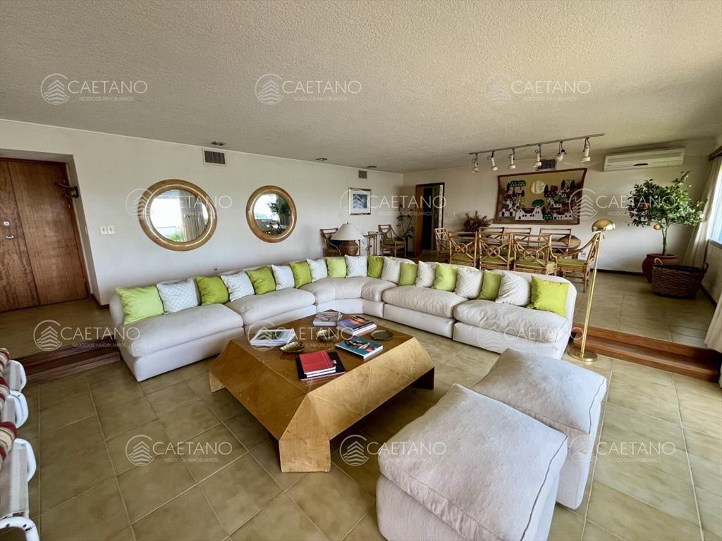 Apartamento en venta 3 dormitorios y dependencia