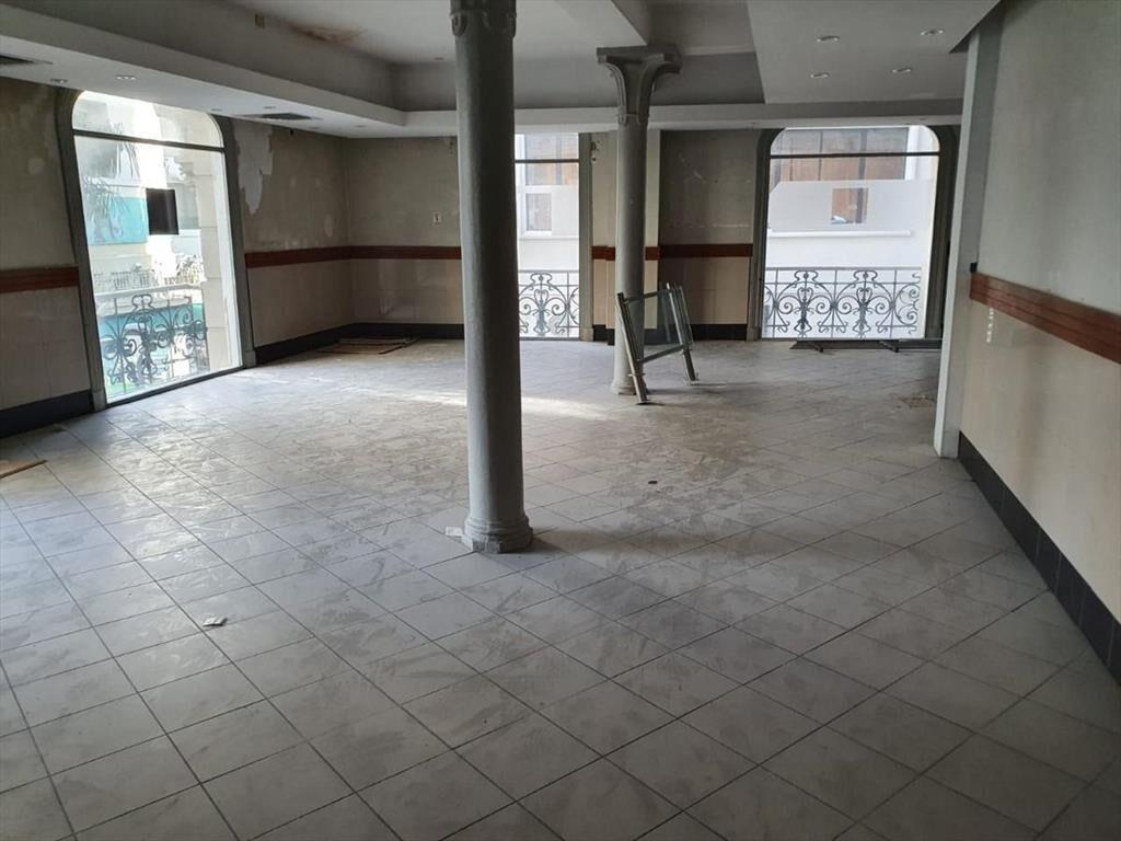 Gran local, Sarandi proximo a Bartolomé Mitre, 180 m2 !!