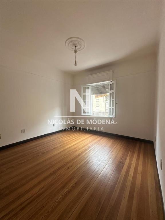 Apartamento de 4 Dormitorios en Ciudad Vieja. en