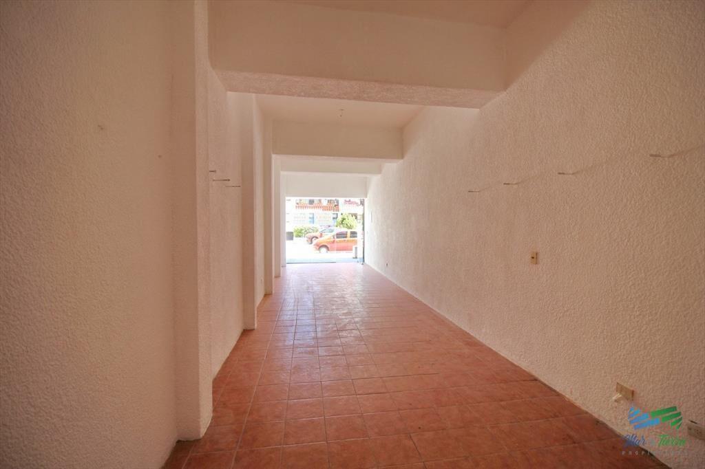 En venta Local a la calle con baño en Peninsula,