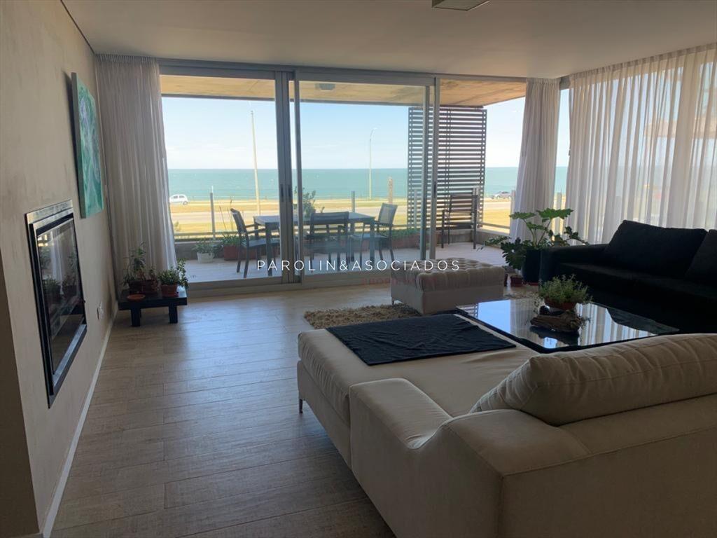 Apartamento en venta de tres dormitorios frente