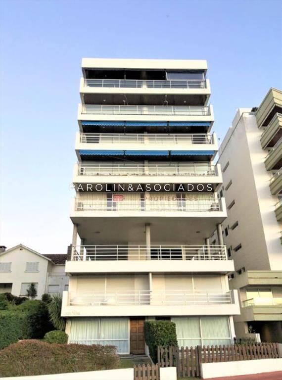 Apartamento en venta de 3 dormitorios en edificio