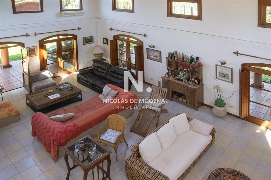 Casa de gran tamaño ubicada en zona