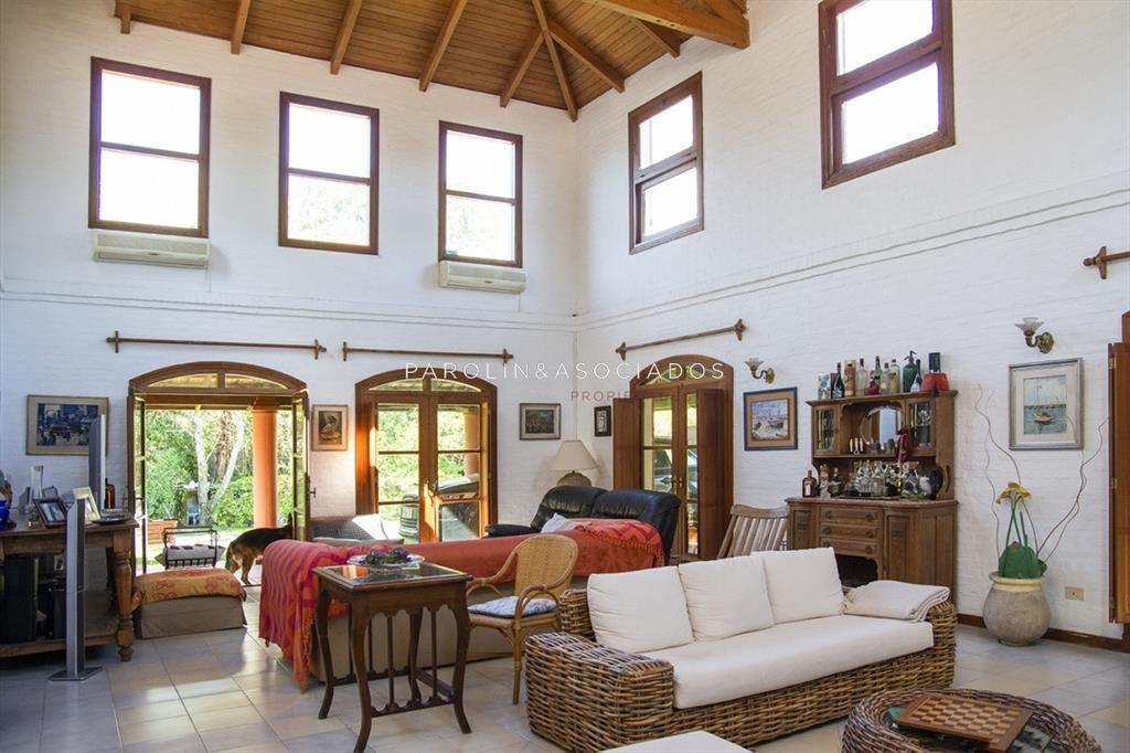 Casa de gran tamaÃ±o ubicada en zona