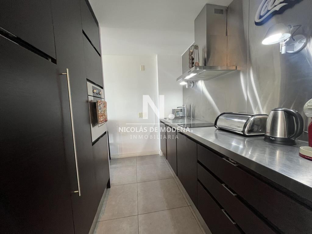 Piso intermedio de 2 dorrmitorios en venta en Torre Yoo