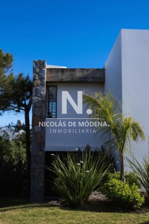 Venta de casa de 5 dormitorios en Punta Piedras