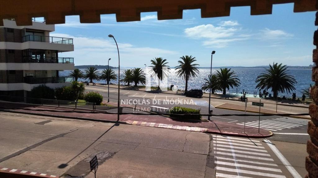 OPORTUNIDAD. VENDE APARTAMENTO FRENTE AL MAR CON