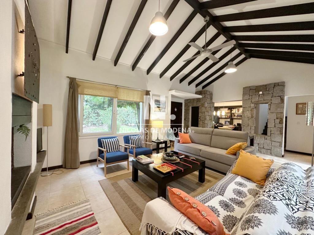 Vende impecable casa de 2 plantas, de 3 en de del