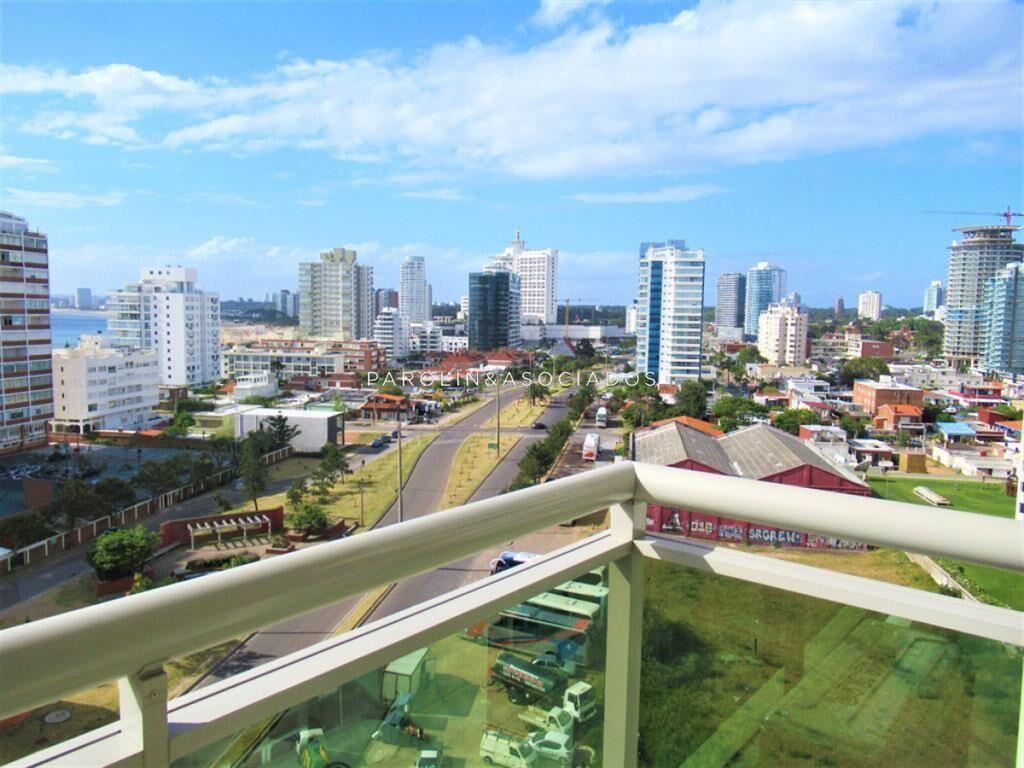 Hermoso apartamento en venta con agradable vista al mar en