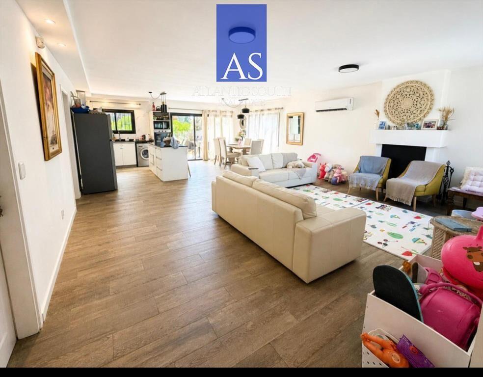 Moderna Casa 3 dormitorios con Piscina y Amplio