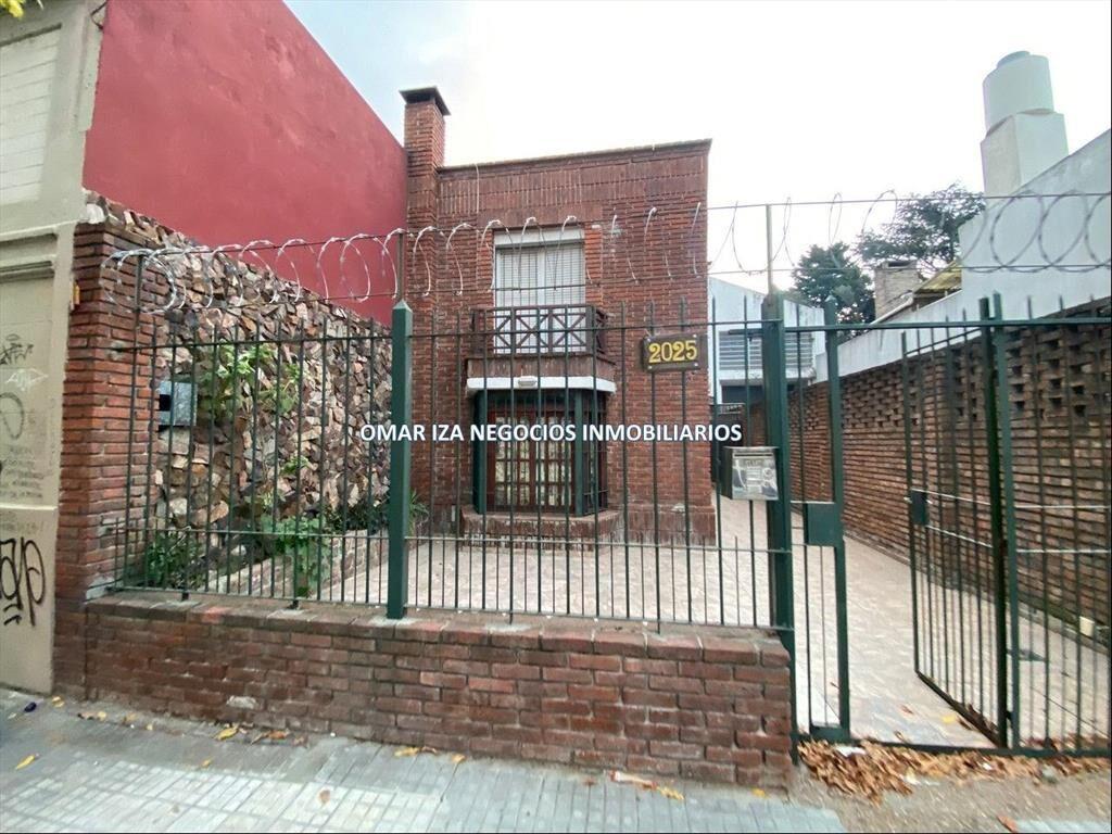VENTA CASA LA COMERCIAL, 3 DORMITORIOS, JARDIN, 2 BAÑOS, PA