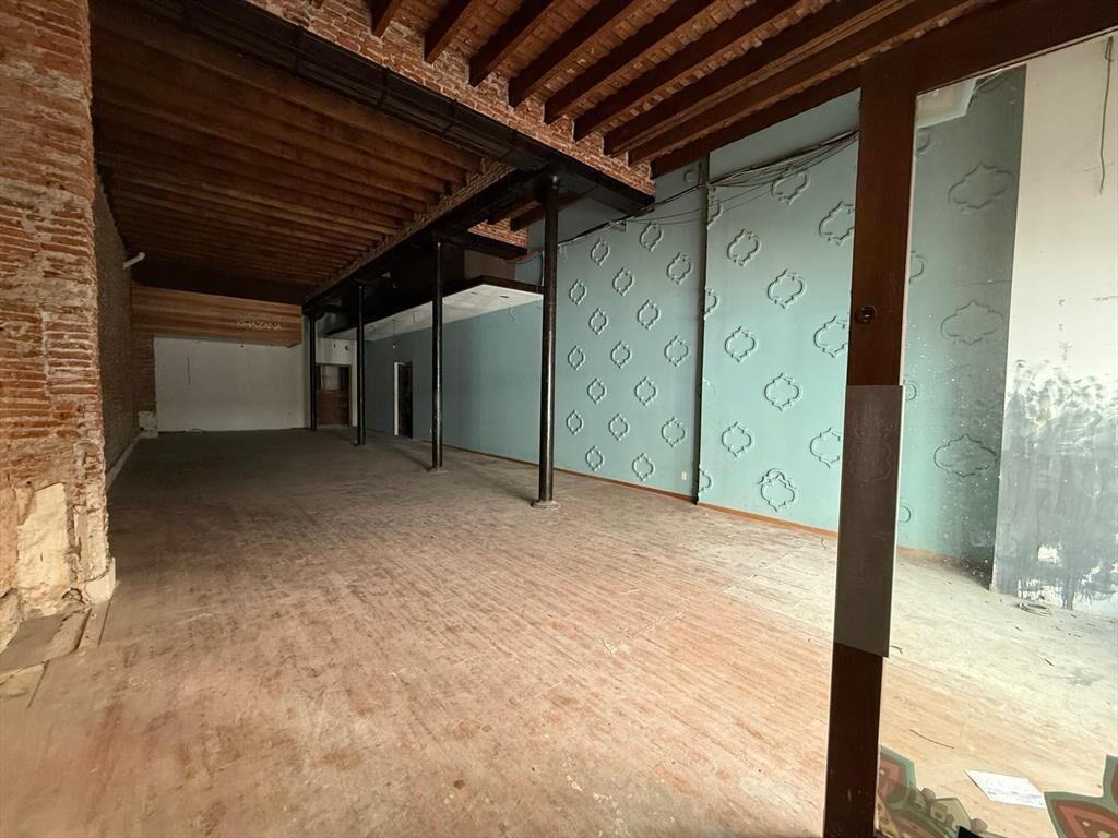 Sarandi y 33, 6 mts de frente , 170 m2 salón   150 sotano