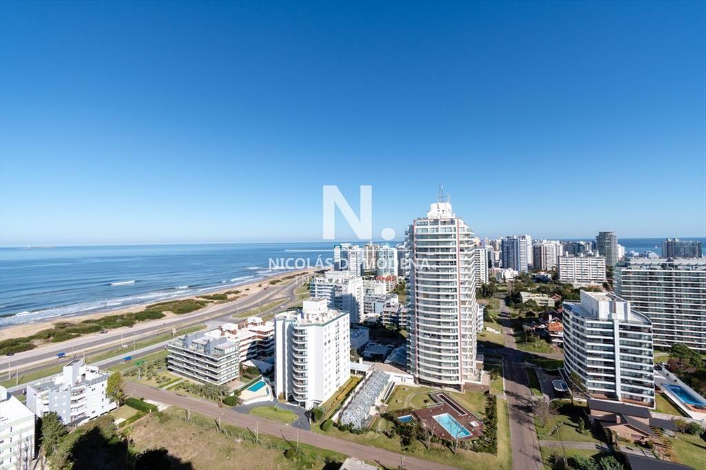 Apartamento de 2 Dormitorios en Playa Brava con Vista al Ma
