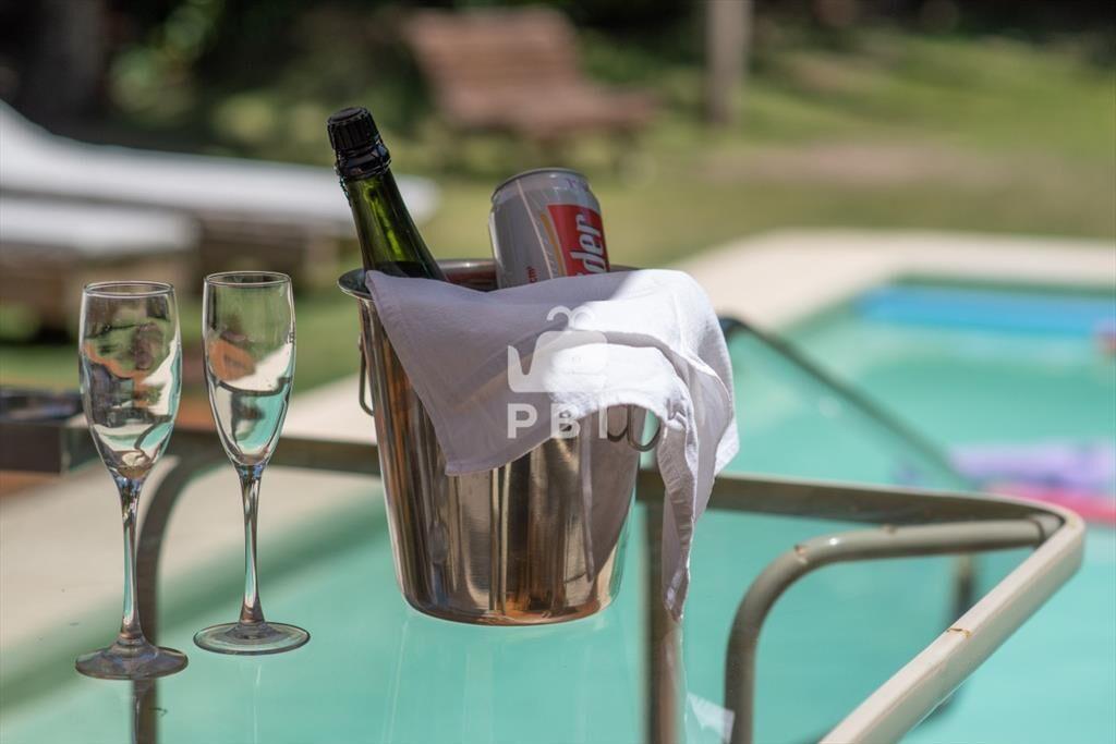 Muy amplia casa con piscina, parrillero y anexo.