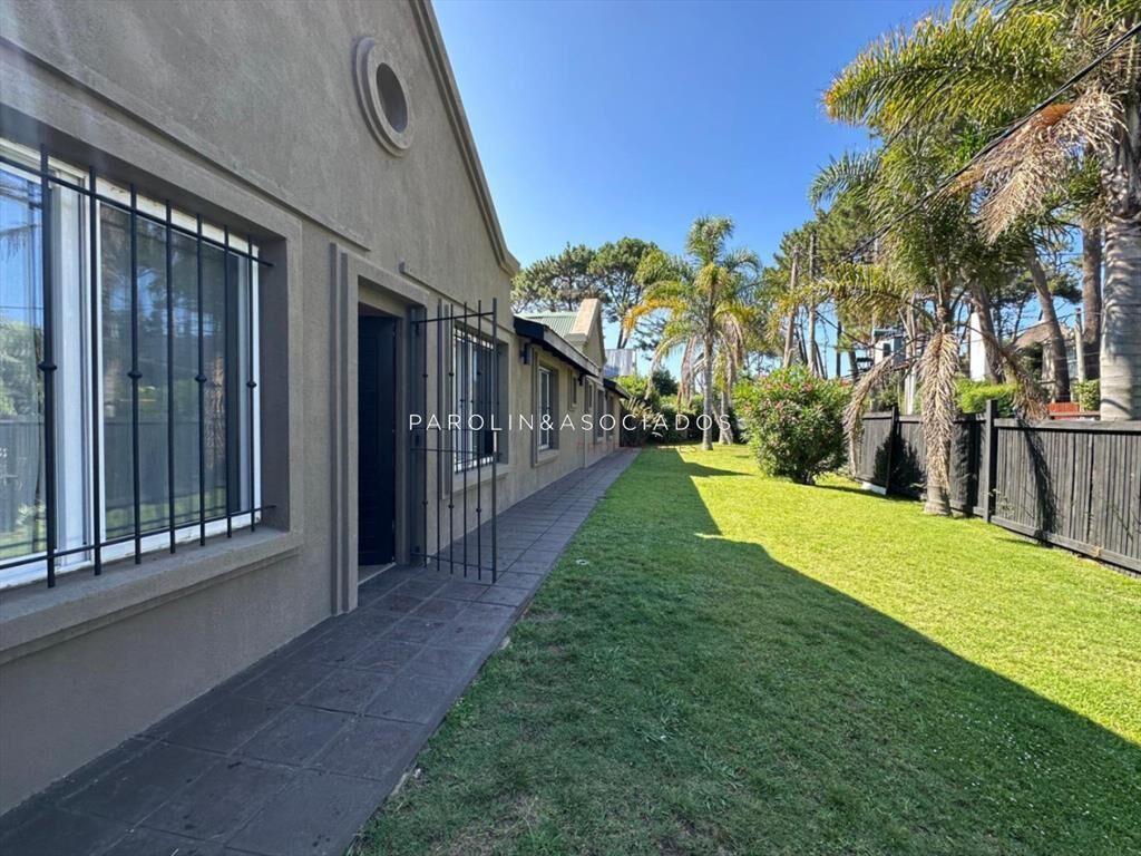 Casa En Venta De 5 Dormitorios + Dependencia de