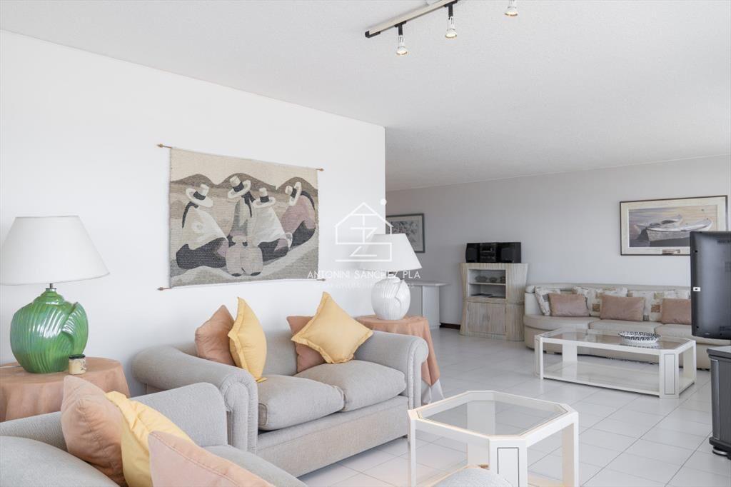 Venta de apartamento de 3 dormitorios y dep. de servicio en