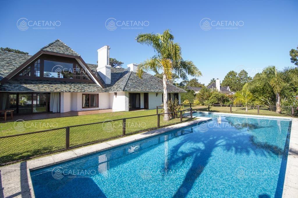 Venta de casa de 4 dormitorios más dependencia y