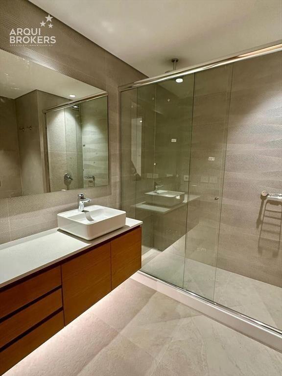 Apartamento de 3 dormitorios en venta en Carrasco - C102