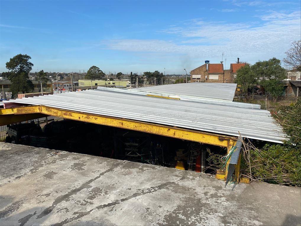 Venta de Amplio terreno con depósitos, galpones y casas