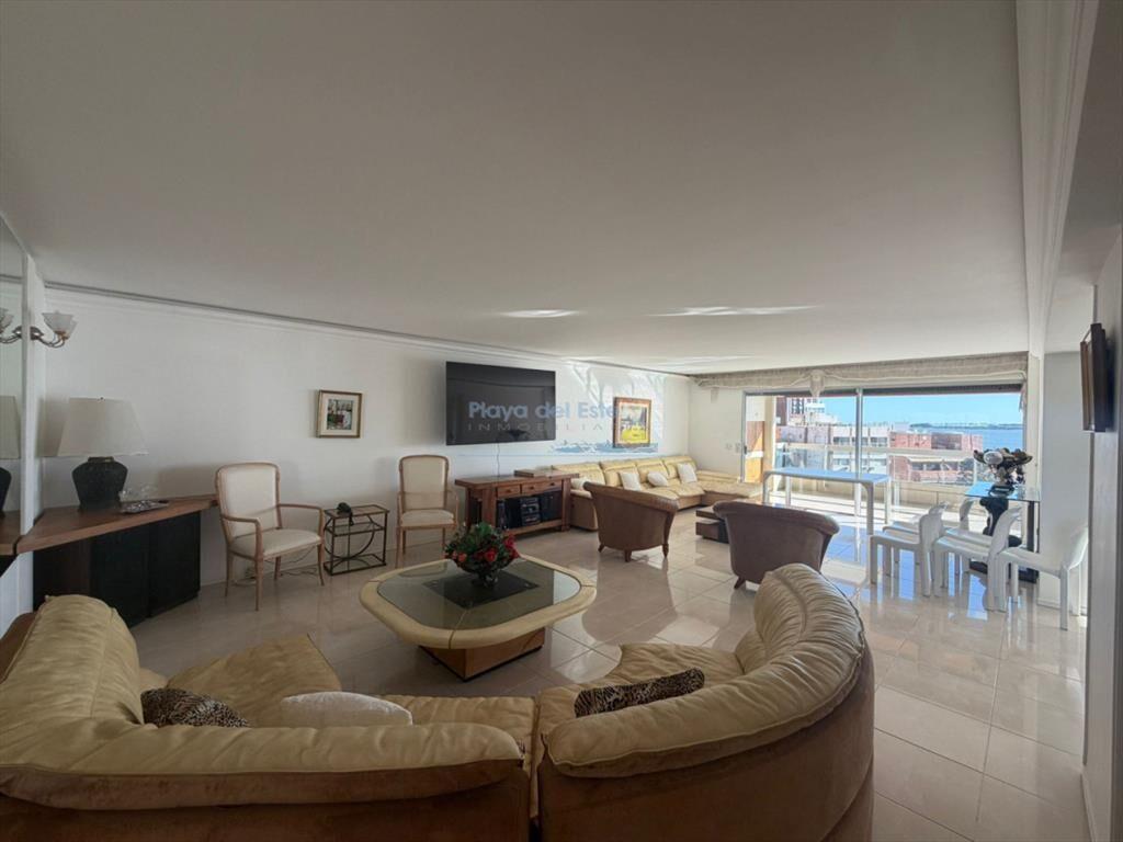 Apartamento de 4 dormitorio en alquiler anual  e