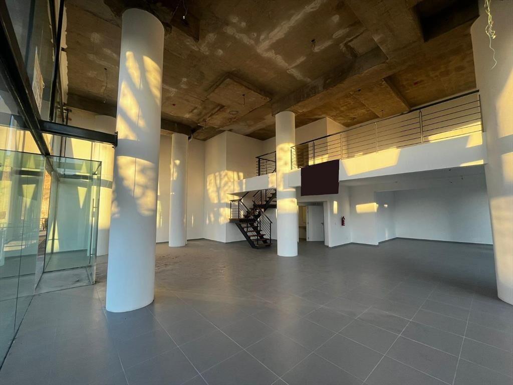 La paz esq. Julio Herrera, 220 m2 de salon, 17 de frente, a