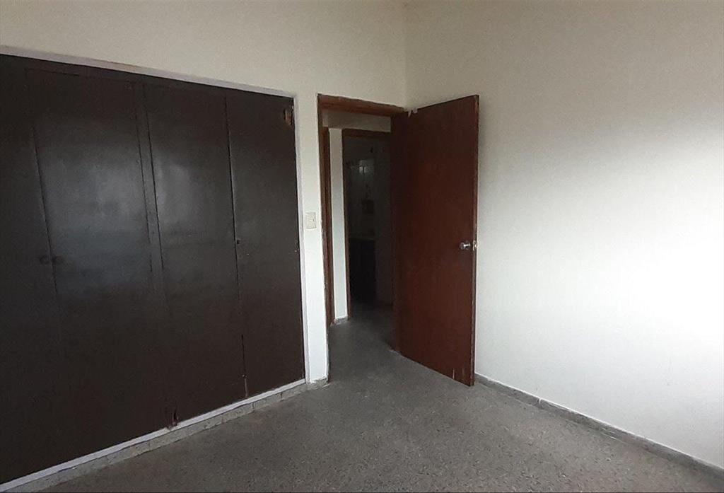 Venta de Apartamento.4 Dormitorios,1 baño.Barrio 2 Naciones