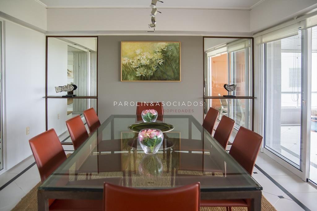 Hermoso apartamento en venta de 4 dormitorios en