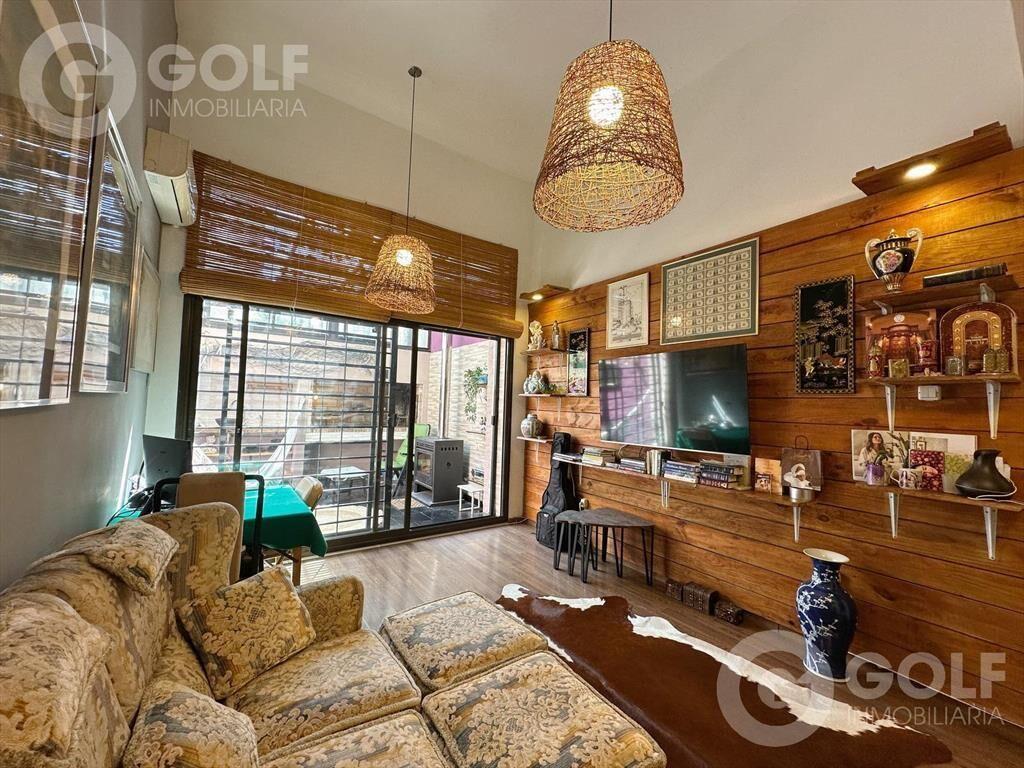 Venta de casa de dos dormitorios y cochera en Pocitos