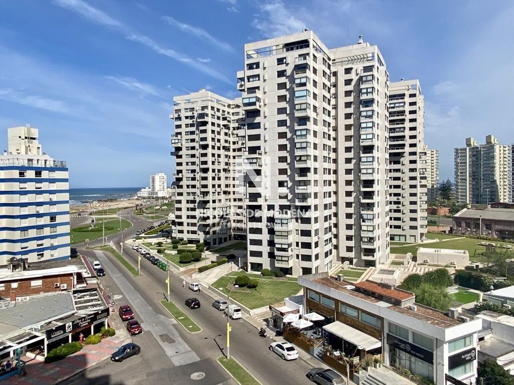 Apartamento con vista a Playa Mansa 2 dormitorios
