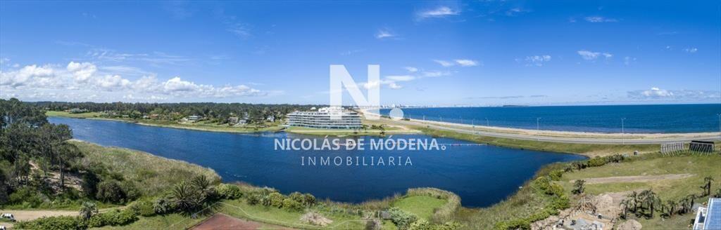 Torre frente al mar y la laguna, vista única. de