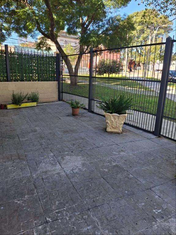 Venta de apartamento tipo casa, 2 dorm, patio, jardín, coch