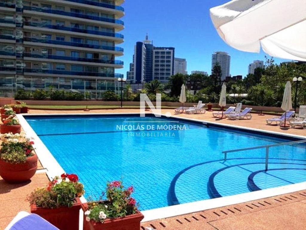 Apartamento de 1 dormitorio y medio - piso alto -