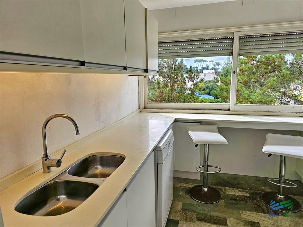 En venta apartamento 2 dormitorios con vista parcial a play