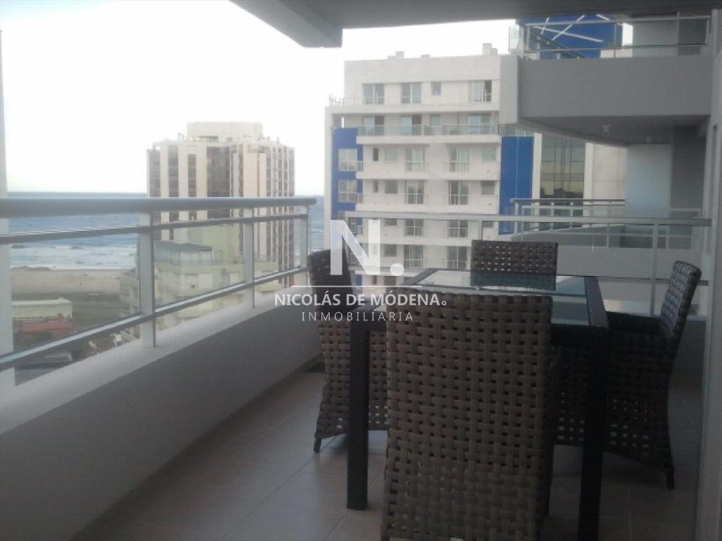 Departamento en piso alto a pasos de Playa Brava.