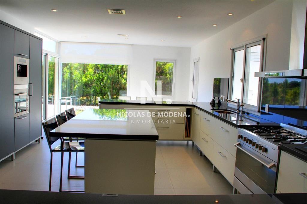 En venta y alquiler casa en Manantiales de 5 dormitorios.