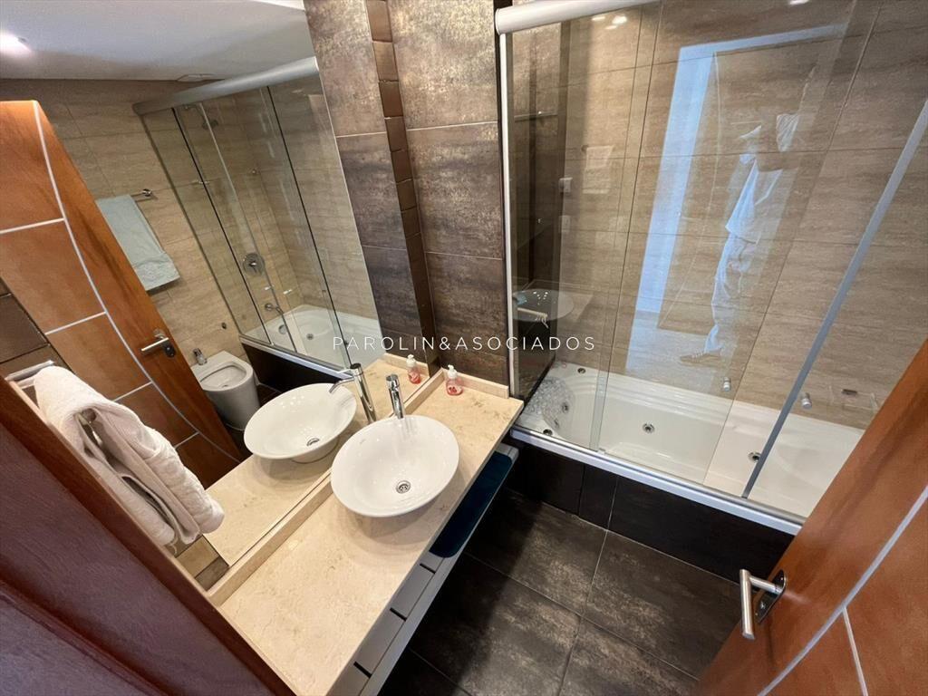 Apartamento de 2 dormitorios en venta en edificio