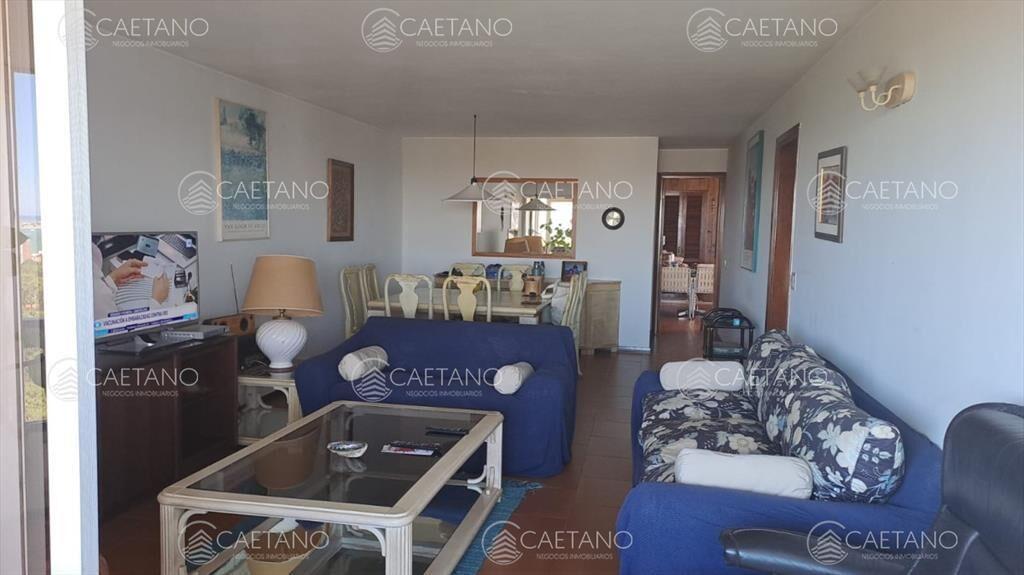 Vende apartamento de 2 dormitorios más servicio