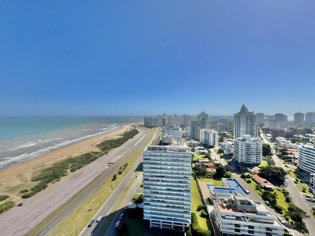 VENTA APARTAMENTO 3 DORMITORIOS + DEPENDENCIA -