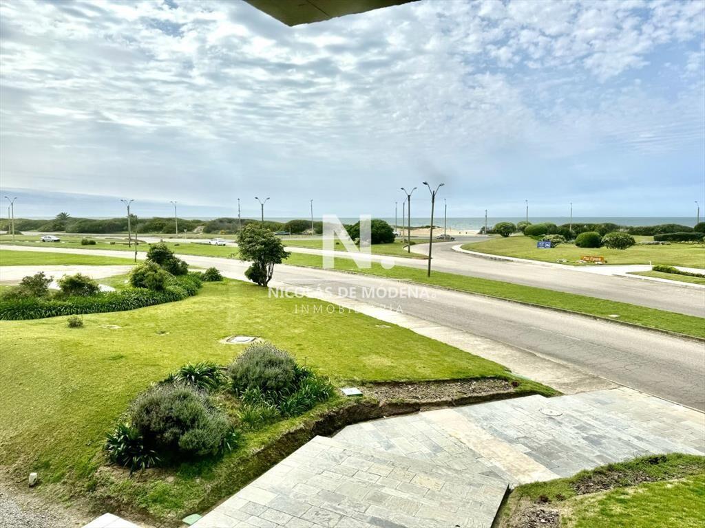 OPORTUNIDAD ! Apartamento de 2 dormitorios frente a Playa B
