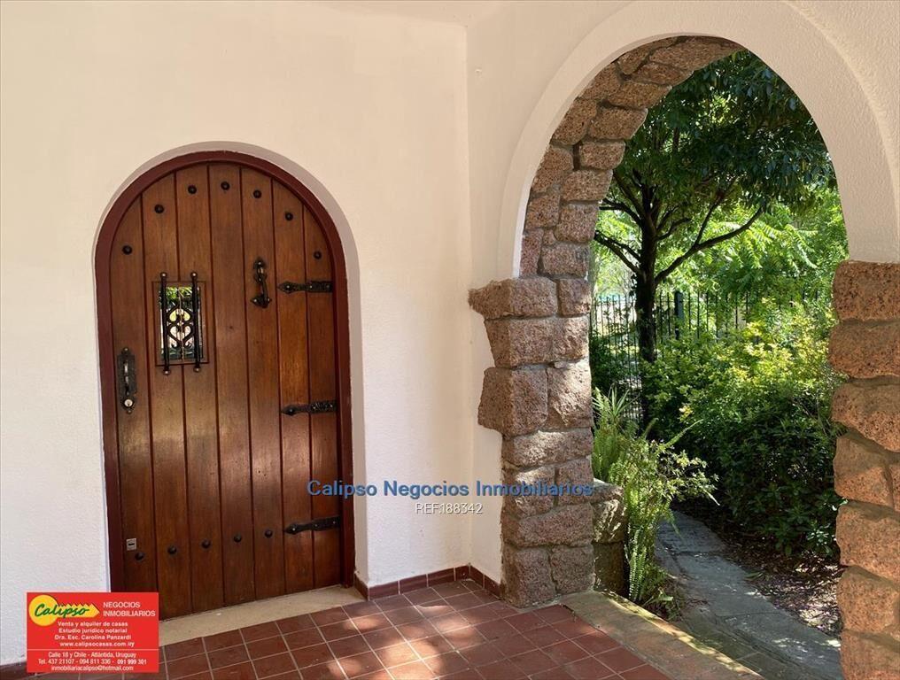 Venta de Majestuosa Casa en Atlantida - 5 dorm.- 3 baños