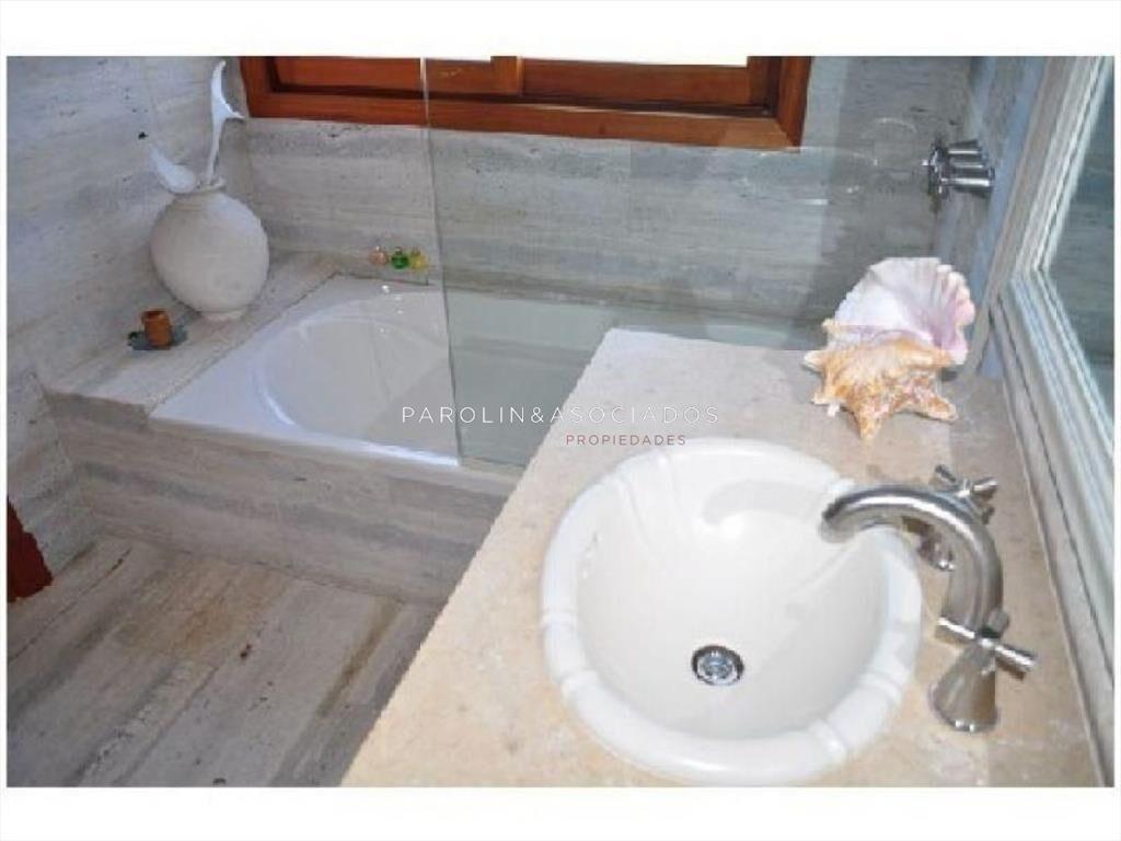 Casa en venta de 5 dormitorios en Playa Mansa,