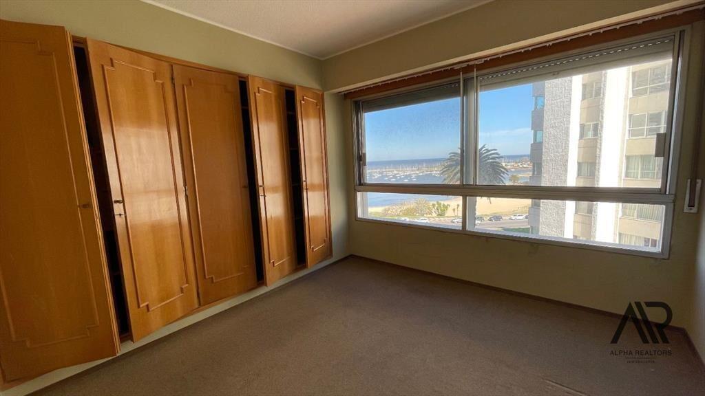 Apartamento en venta c/ cochera en Puerto Buceo