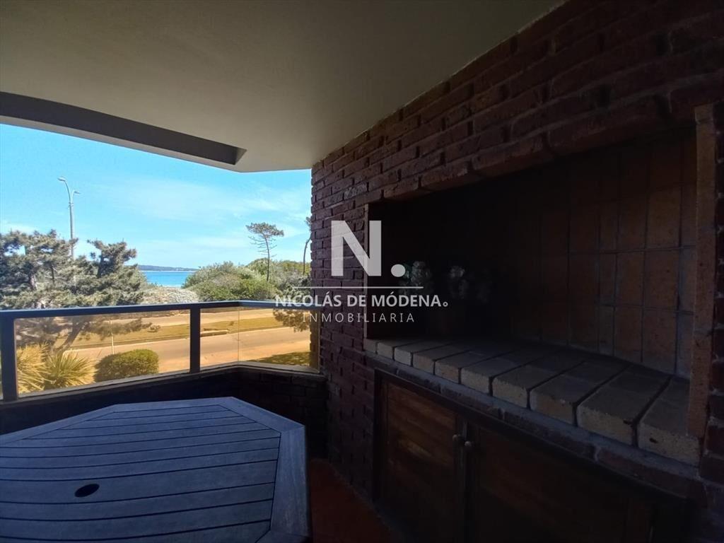 Apartamento en primera fila de Playa Mansa, con 3