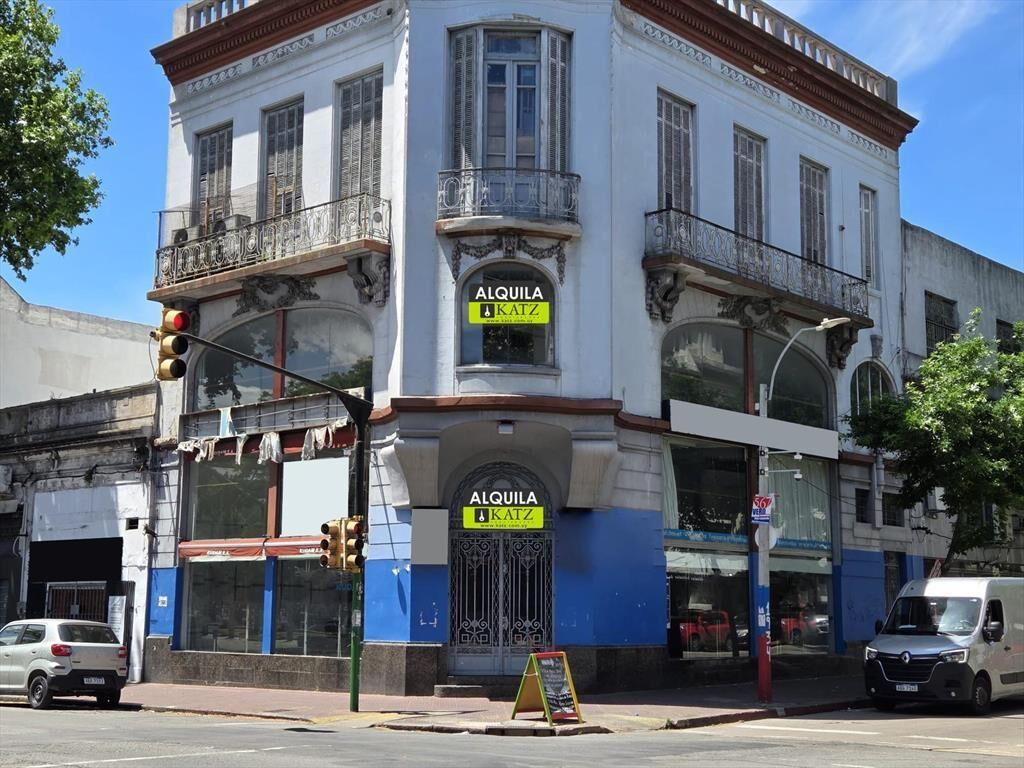 Gral Flores y Domingo Aramburu, gran esquina, 1250 m2, fren