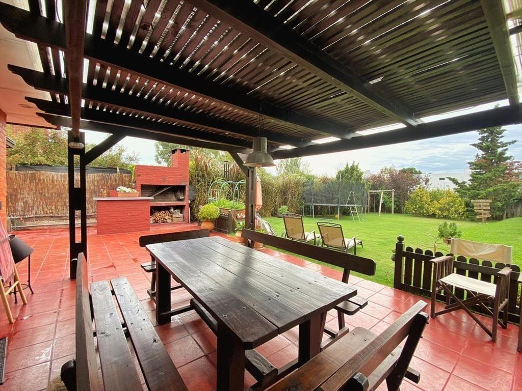 ALQUILER CASA EN BARRIO PRIVADO CON PISCINA