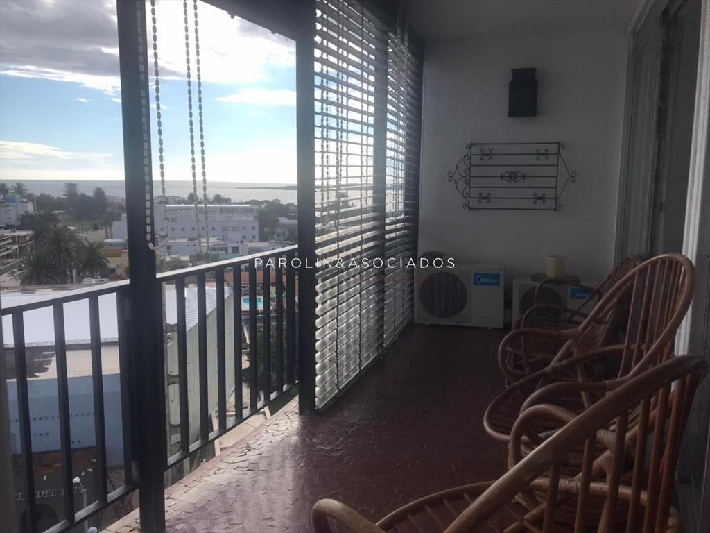 Apartamento en venta en Península vista al mar.