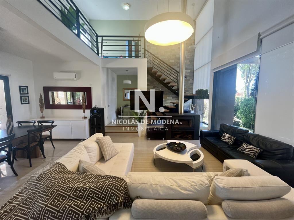 Excepcional casa de dos plantas en Le Residence en venta,
