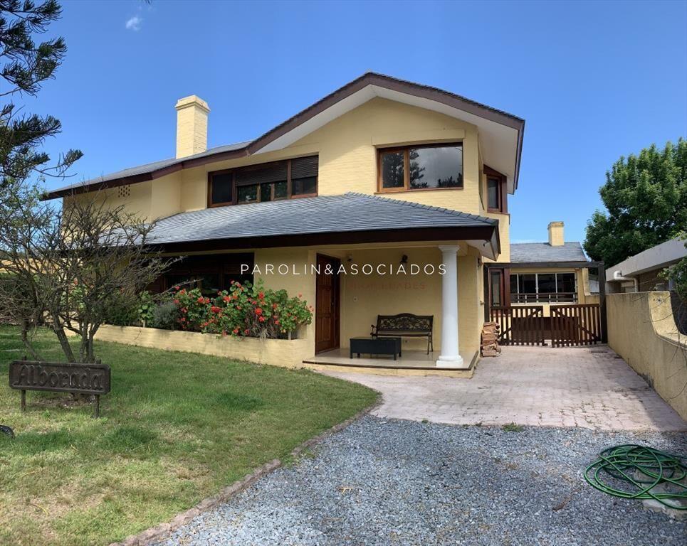 Casa de 4 dormitorios en venta en Pinares, Punta del Este.